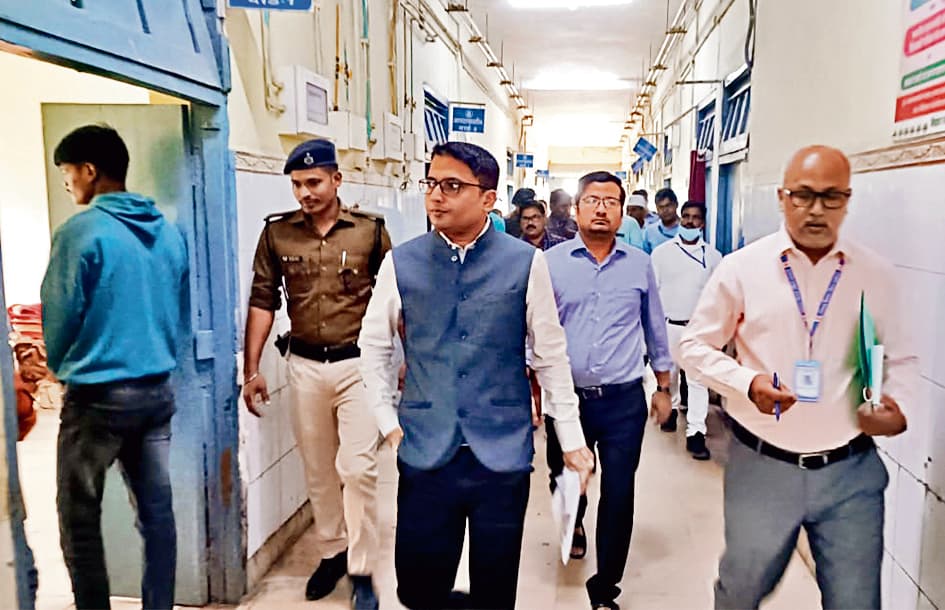 Hajipur News : डीएम ने ड्यूटी से अनुपस्थित दो चिकित्सकों पर किया शोकॉज