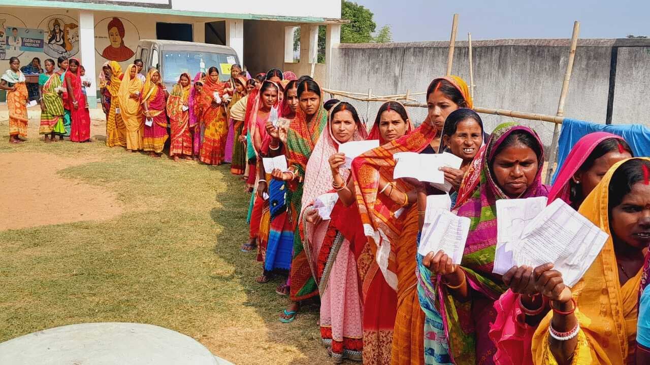 चितरा में महिलाएं वोट देने में रही अव्वल, बढ़-चढ़कर की वोटिंग