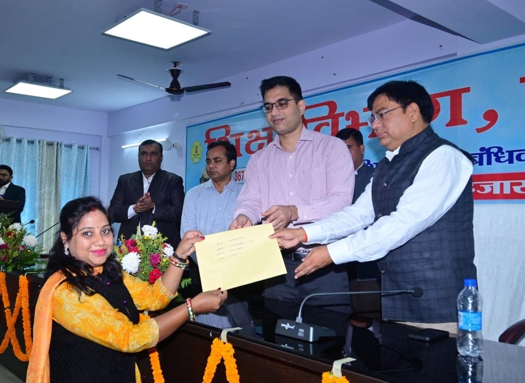 ईमानदारी से बच्चों को पढ़ाने का लें संकल्प : डीएम