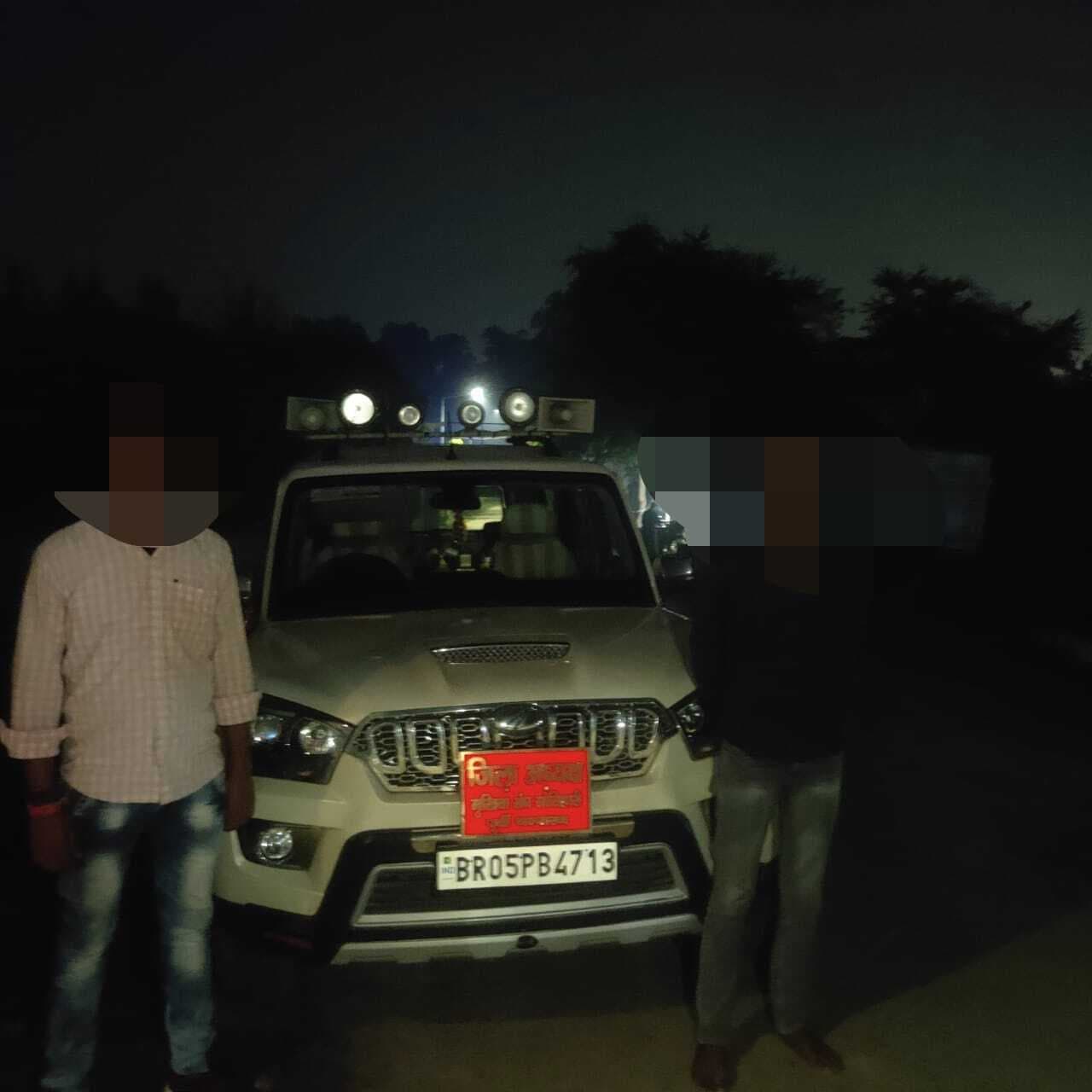 मुखिया संघ जिलाध्यक्ष की नेम प्लेट लगी गाड़ी शराब के साथ जब्त