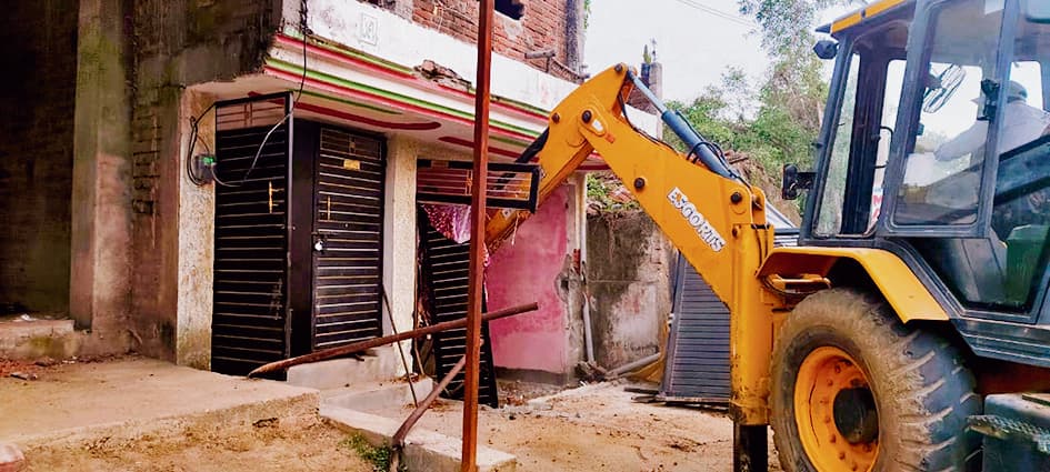 Gaya News : 50 हजार के इनामी आरिफ खान के घर कुर्की-जब्ती, बुलडोजर से कार्रवाई