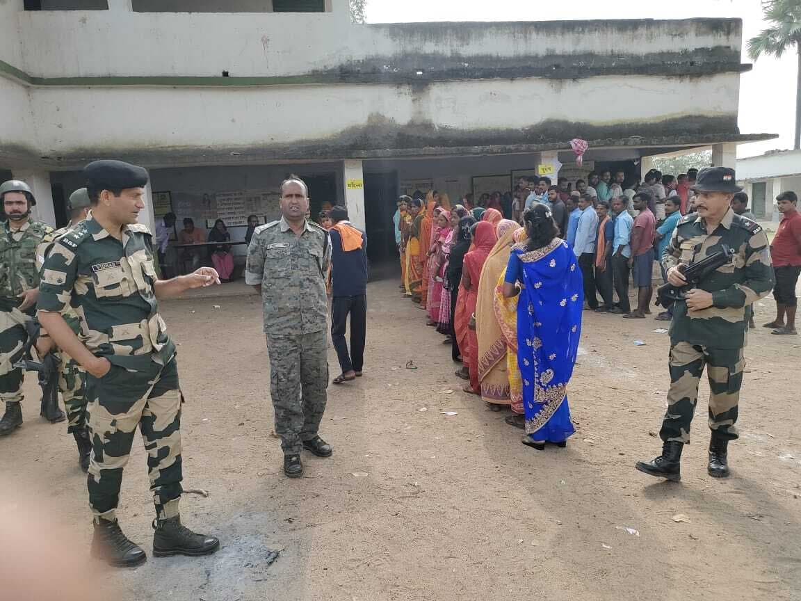 सभी मतदान केंद्रों पर दिखे सुरक्षा कर्मी
