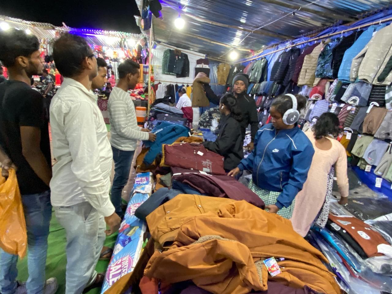 Rourkela News: तापमान में आयी गिरावट, गुलजार हुआ गर्म कपड़ों का बाजार