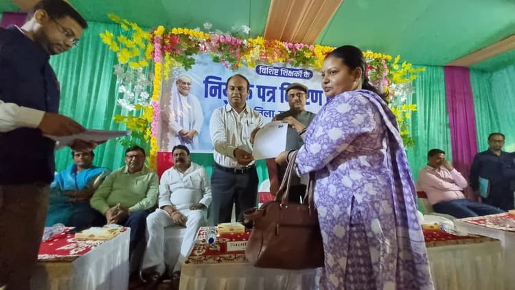 छात्रों को प्रेरित कर सीखने के लिए प्रोत्साहित करें : डीएम