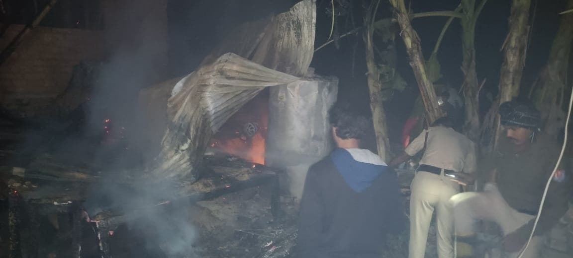 वरैपुरा में आग लगने से नकदी समेत हजारों की संपत्ति खाक