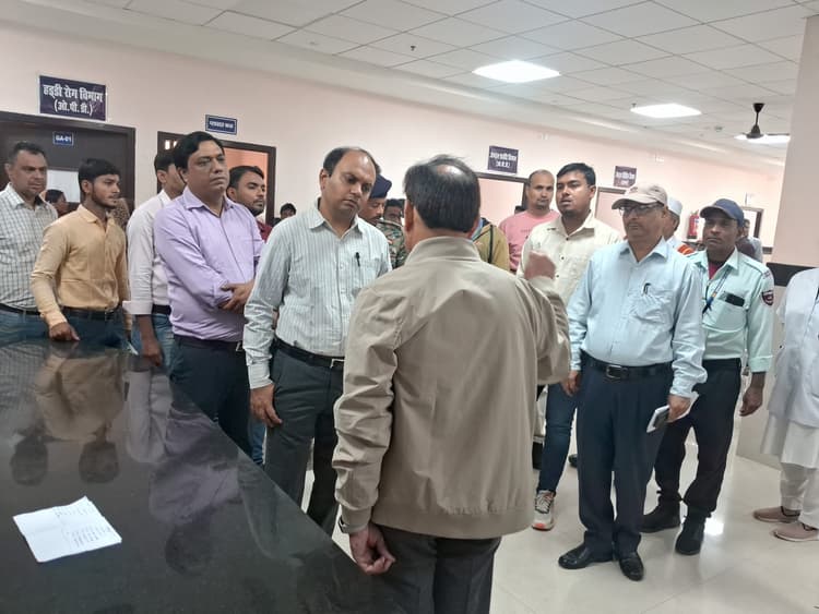 डीएम के निरीक्षण में ड्यूटी से गैरहाजिर मिले कई कर्मियों से स्पष्टीकरण