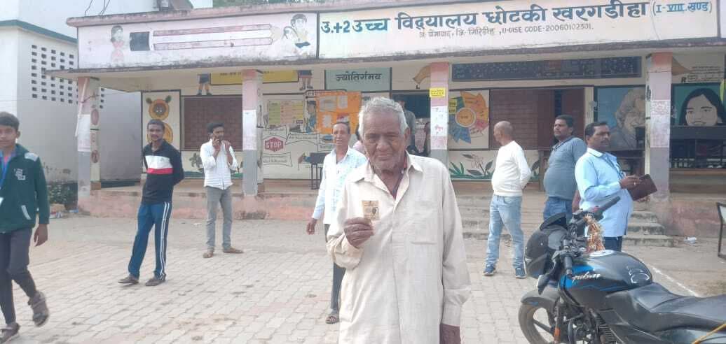 Giridih News : जीवित व्यक्ति को मृत बताकर मतदान से रोका