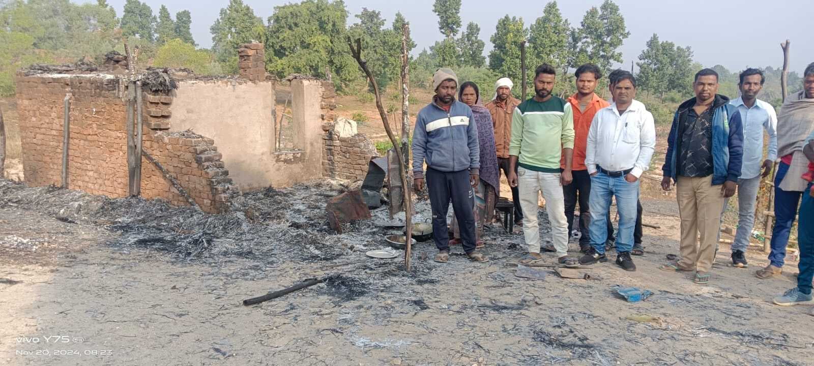 Giridih News: दुकान में आग लगने से एक लाख की संपत्ति का नुकसान