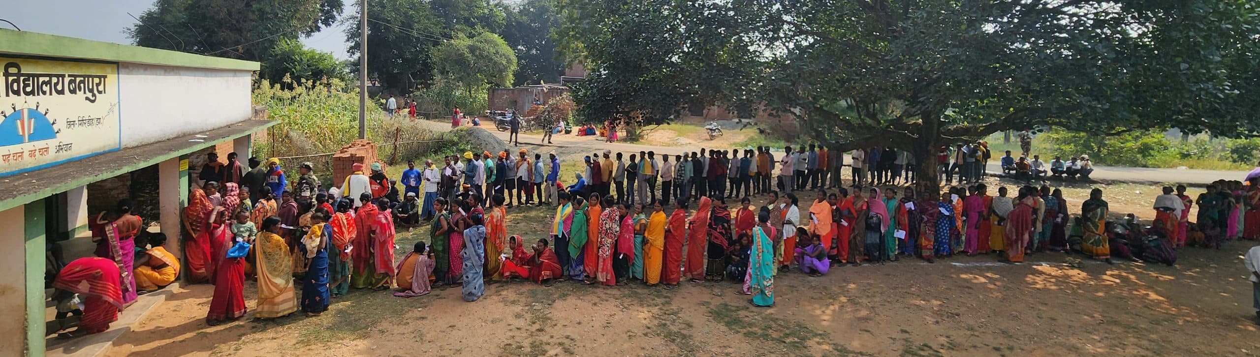 Giridih News: जहां पर कभी वोट बहिष्कार के लगते थे नारे वहा मतदाताओं ने जमकर की वोटिंग