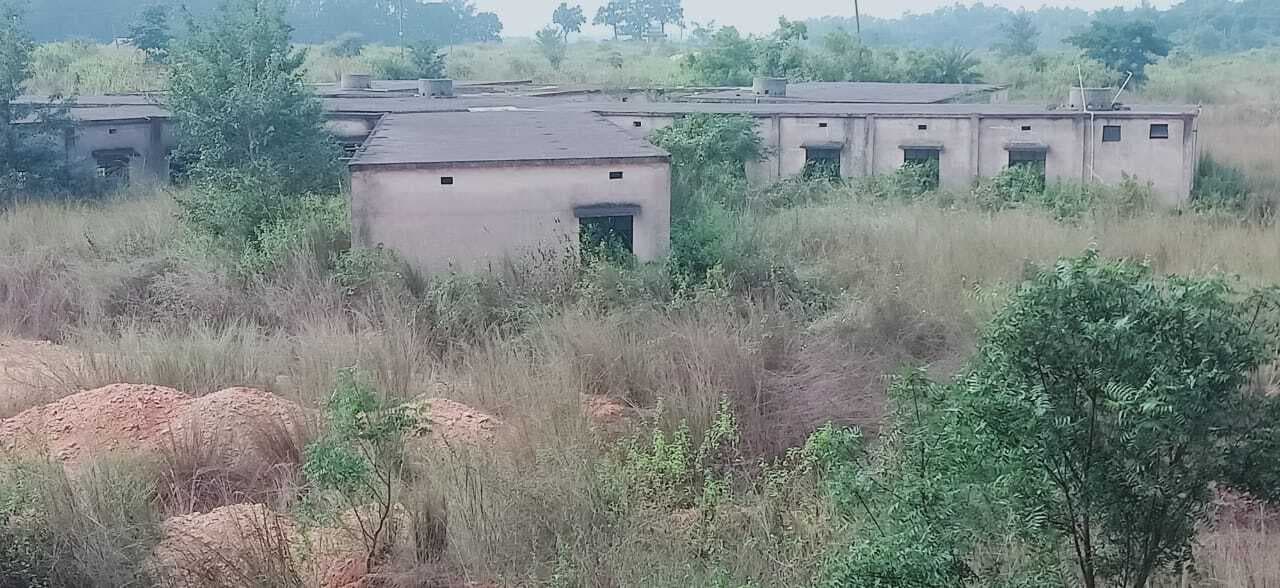 Ghatshila News : डेढ़ करोड़ के अस्पताल भवन का उद्घाटन भी नहीं हुआ, खिड़की- दरवाजे हो गये चोरी