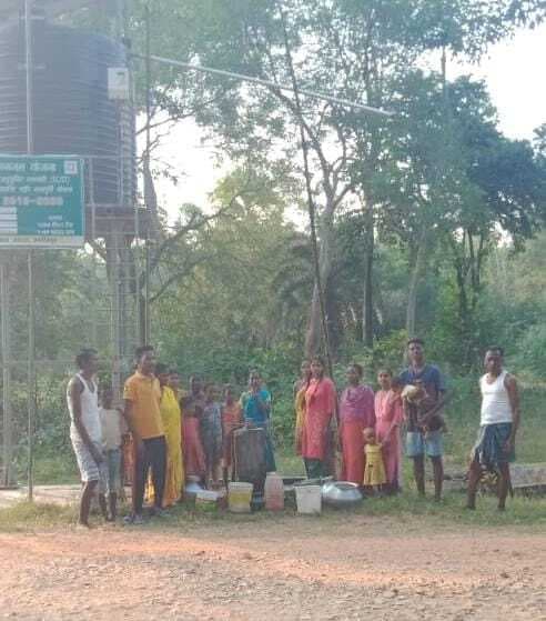 Ghatshila News : एक साल से जलमीनार खराब, कुआं का पानी पी रहे 60 परिवार