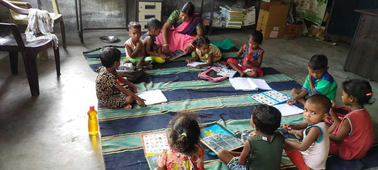 Ghatshila News : 10 साल से एक कमरे में चल रहा आंगनबाड़ी और अस्पताल