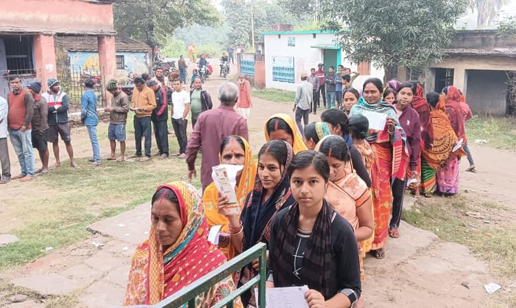 Bokaro News : चंदनकियारी में मतदाताओं ने उत्साह के साथ किया मतदान