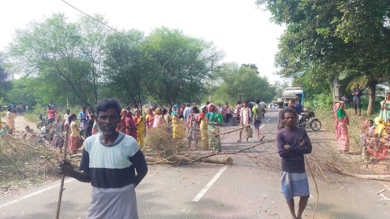 तीन महीने से अनाज नहीं देने का आरोप, कार्डधारकों ने किया रोड जाम