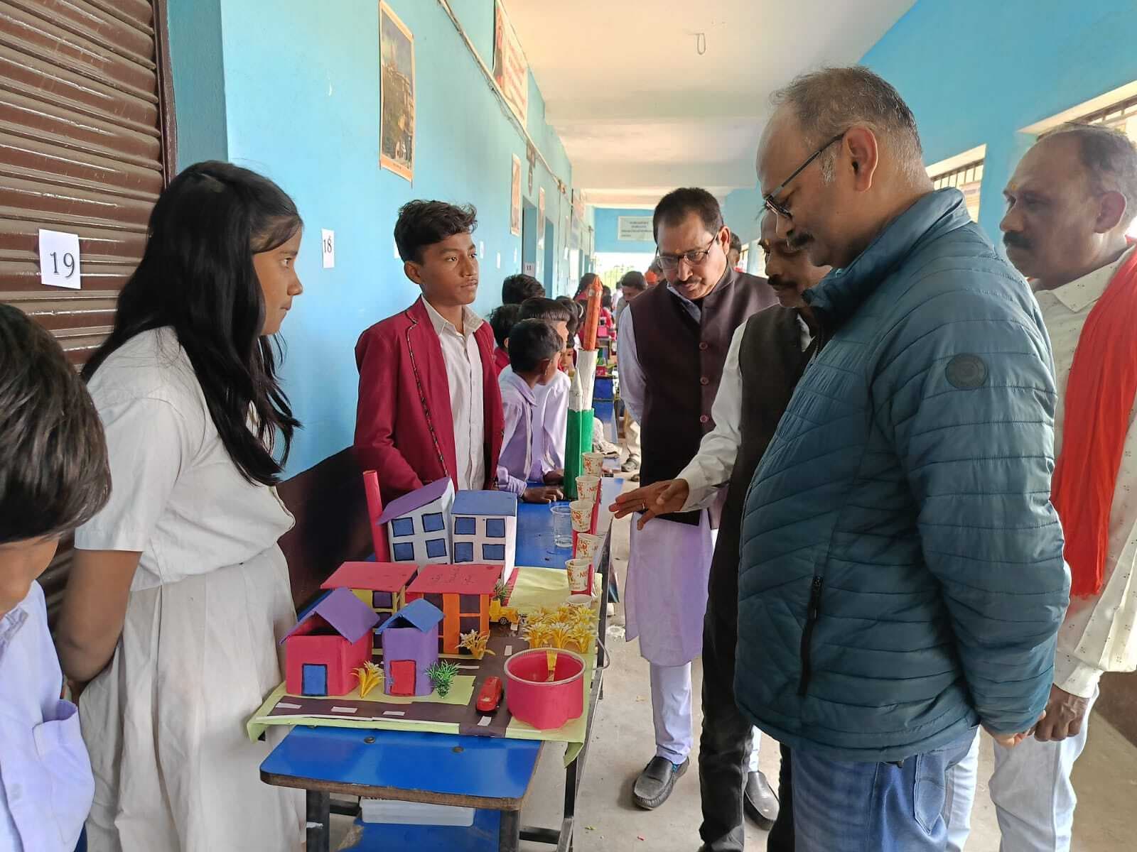 बच्चों ने दिखाई प्रतिभा, प्रदर्शनी लगा कर लोगों का मन मोहा