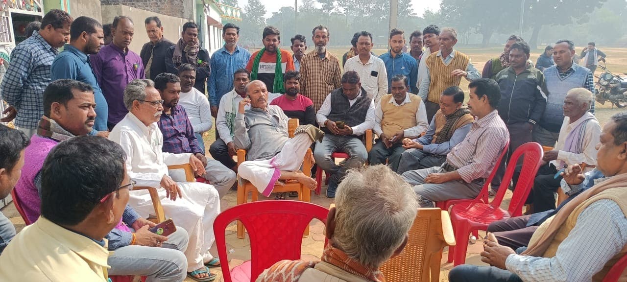 झामुमो कार्यकर्ताओं ने रवींद्रनाथ महतो को दिया बूथों का आकलन रिपोर्ट