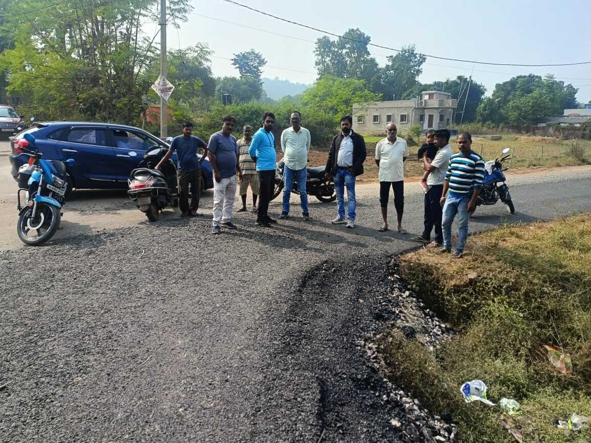 ग्रामीणों के विरोध के बाद सड़क मरम्मत में गुणवत्ता सुधारी