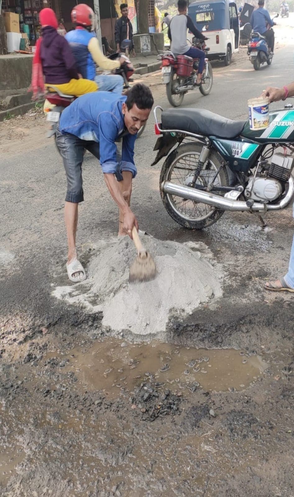युवकों ने गड्ढे भरकर आवागमन बनाया सुलभ