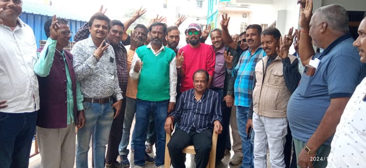 इरफान अंसारी ने कार्यकर्ताओं के साथ की रायशुमारी