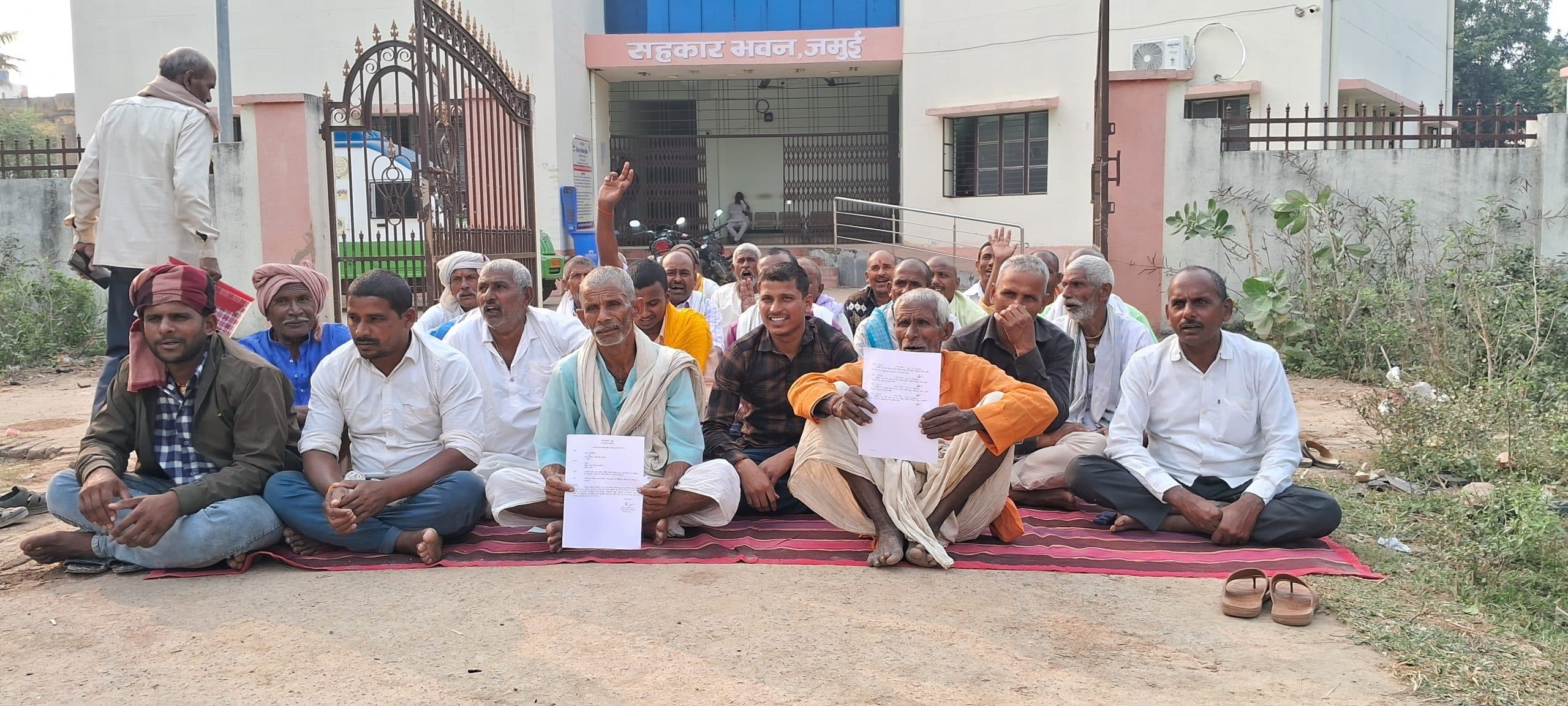 मतदान केंद्र को लेकर धरसंडा टोला के ग्रामीणों ने किया प्रदर्शन