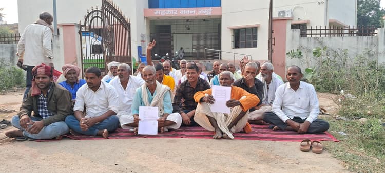 मतदान केंद्र को लेकर धरसंडा टोला के ग्रामीणों ने किया प्रदर्शन