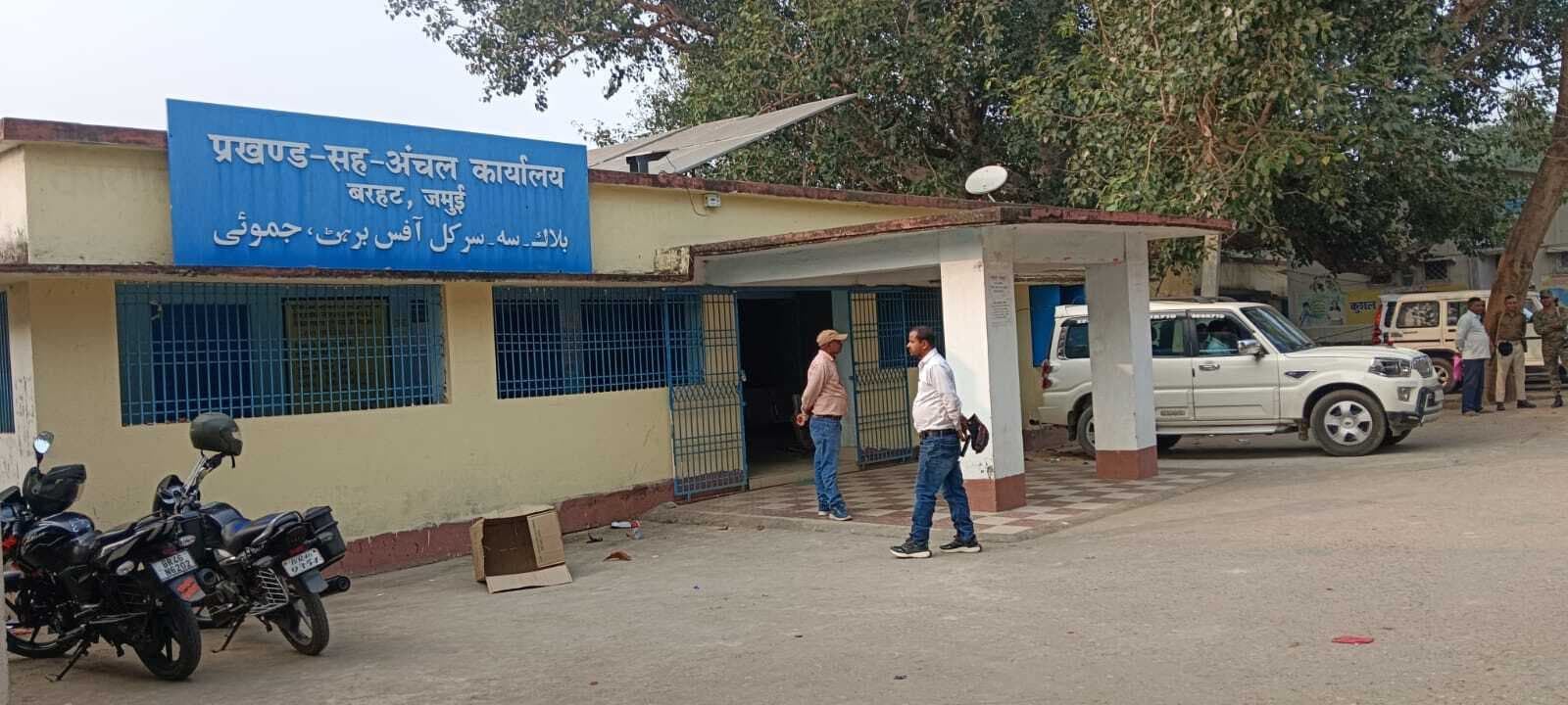 प्रखंड कार्यालय परिसर में लगे सीसीटीवी कैमरा बना शोभा की वस्तु