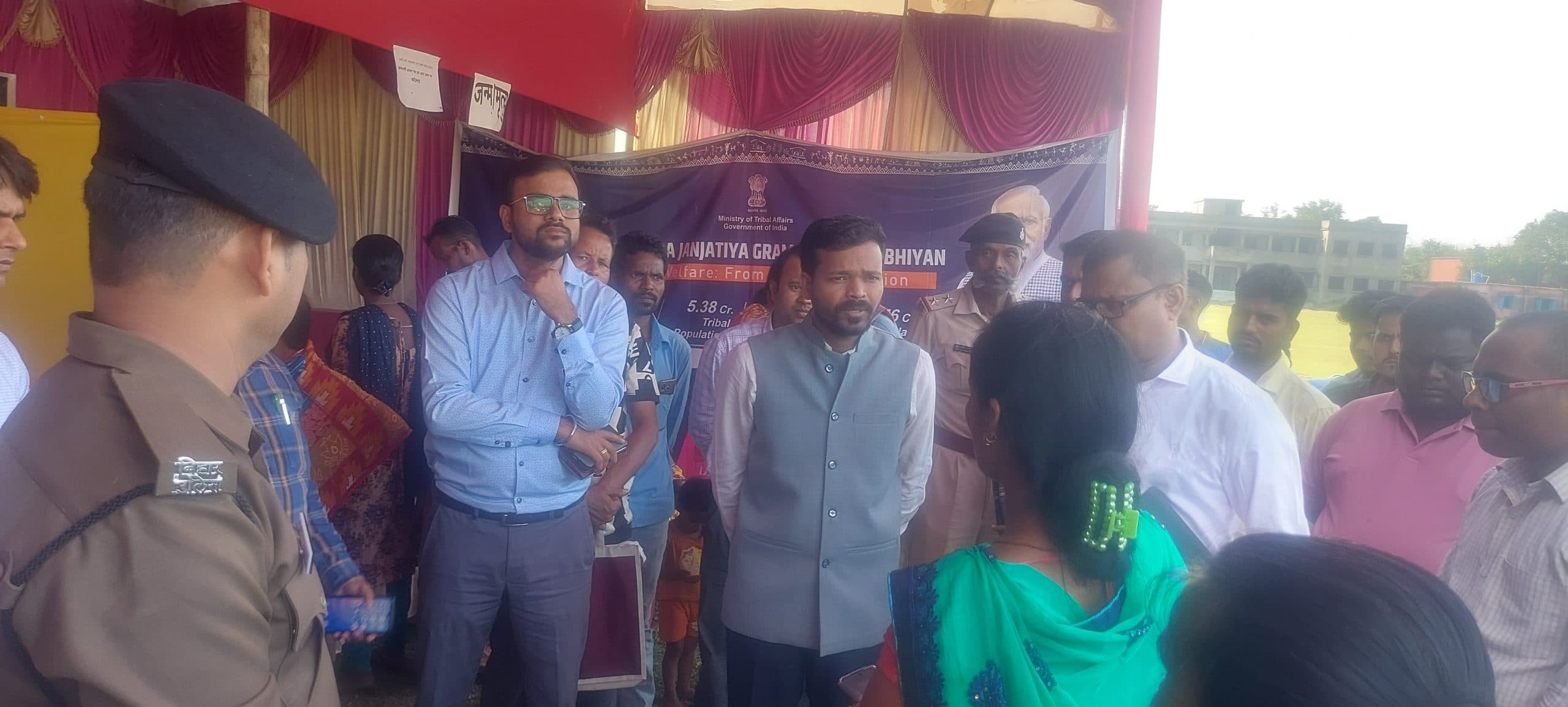 डीएम ने प्रखंड कार्यालय व आरटीपीएस काउंटर का किया निरीक्षण