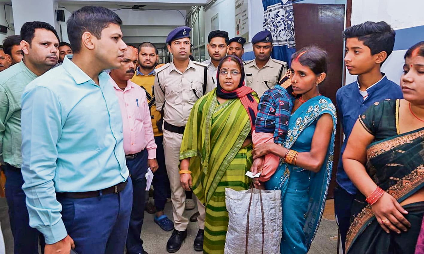 बाहर से वॉयल खरीद कर लाने की मरीज ने की शिकायत, तो डीएम ने उपाधीक्षक से मांगा शोकॉज