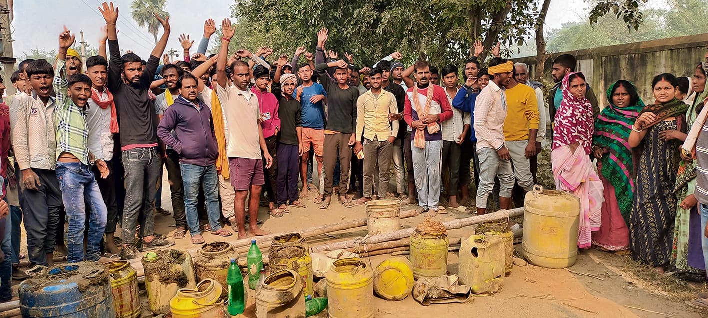 siwan news : पुलिस हुई सुस्त, तो ग्रामीणों ने खुद पकड़ी शराब, सड़क जाम कर किया प्रदर्शन