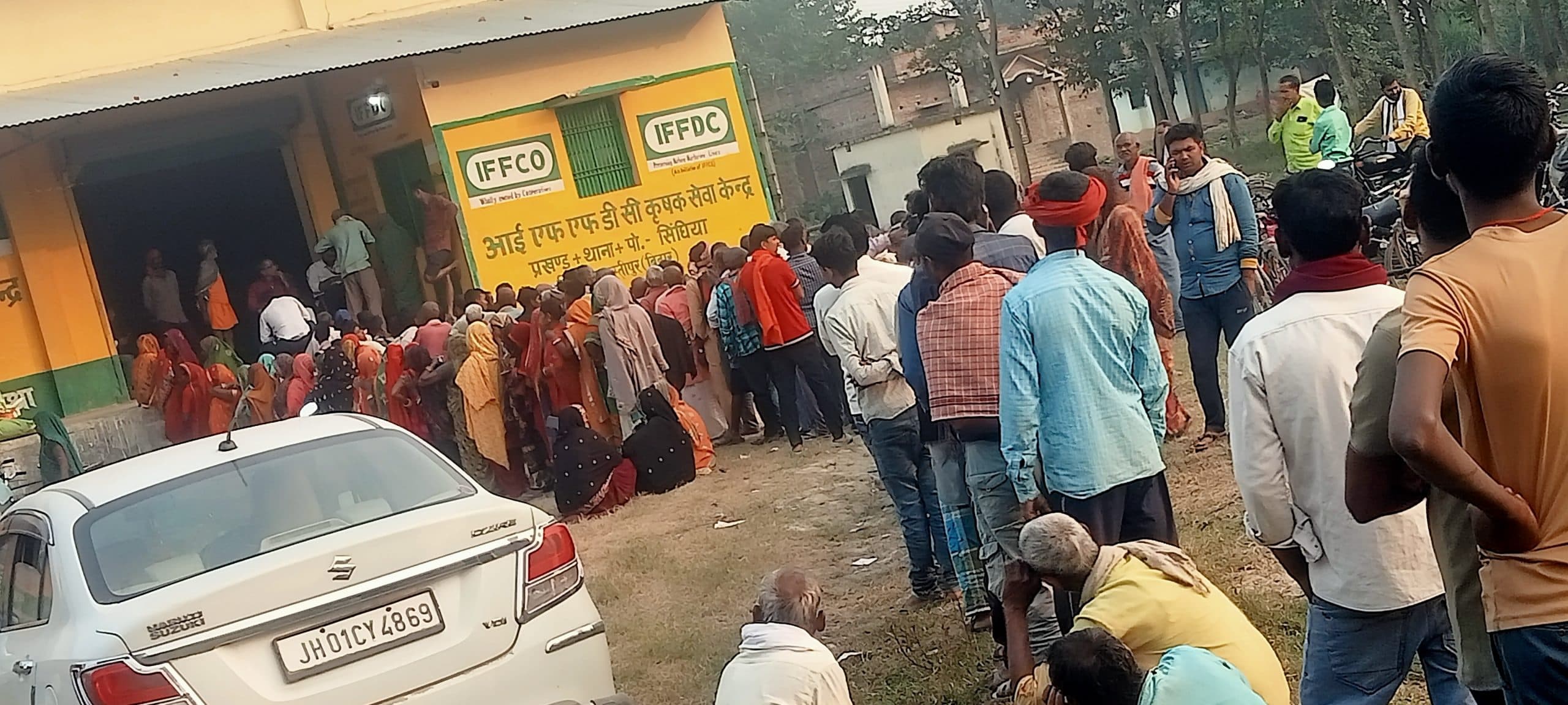 एक आधार पर मिली एक बोरी खाद, किसान मायूस