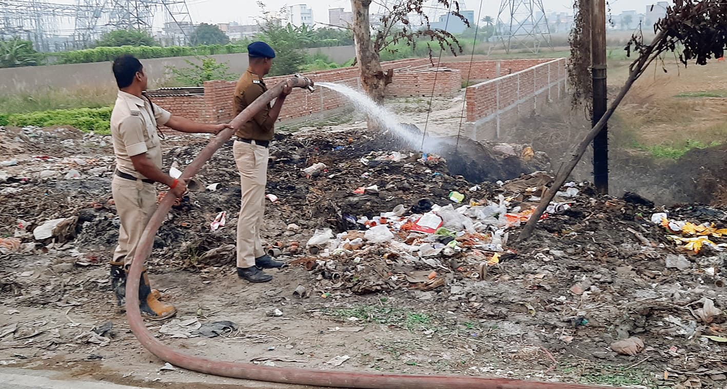 hajipur news. प्रदूषण को कम करने के लिए कचरे में लगी आग को फायर ब्रिगेड ने बुझाया