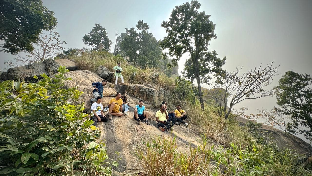 Giridih News :साथियों के साथ पहाड़ पर समय बिताया विनोद ने