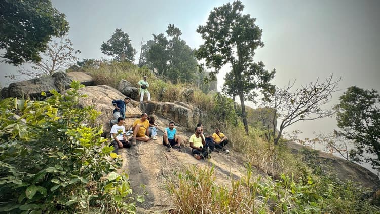 Giridih News :साथियों के साथ पहाड़ पर समय बिताया विनोद ने