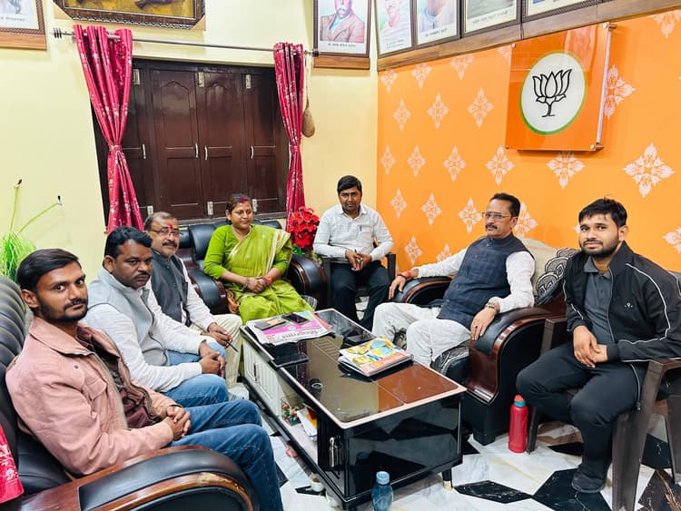 Giridih News :देवघर से लौट मंजू कुमारी ने कार्यकर्ताओं के साथ की बैठक