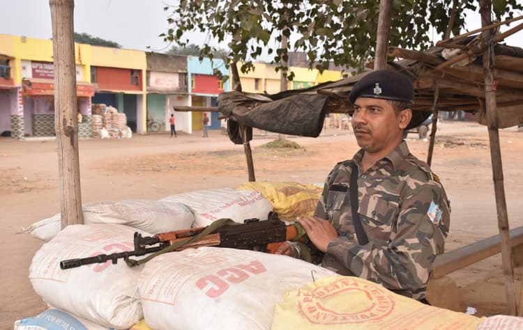 Bokaro News: वज्रगृह में इवीएम की सुरक्षा तीन लेयर में, पारामिलिट्री फोर्स की है कड़ी नजर