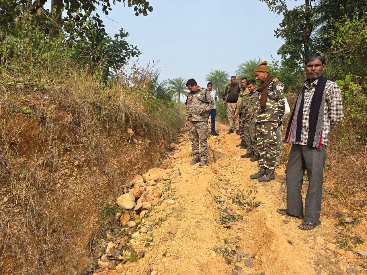 Giridih News: नदी के किनारे पत्थर से दबा मिला किशोर का शव, सनसनी