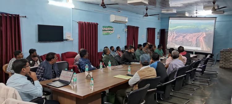 Bokaro News : खदानों में हर वक्त सतर्क व सजग रहने की जरूरत : डीडीएमएस