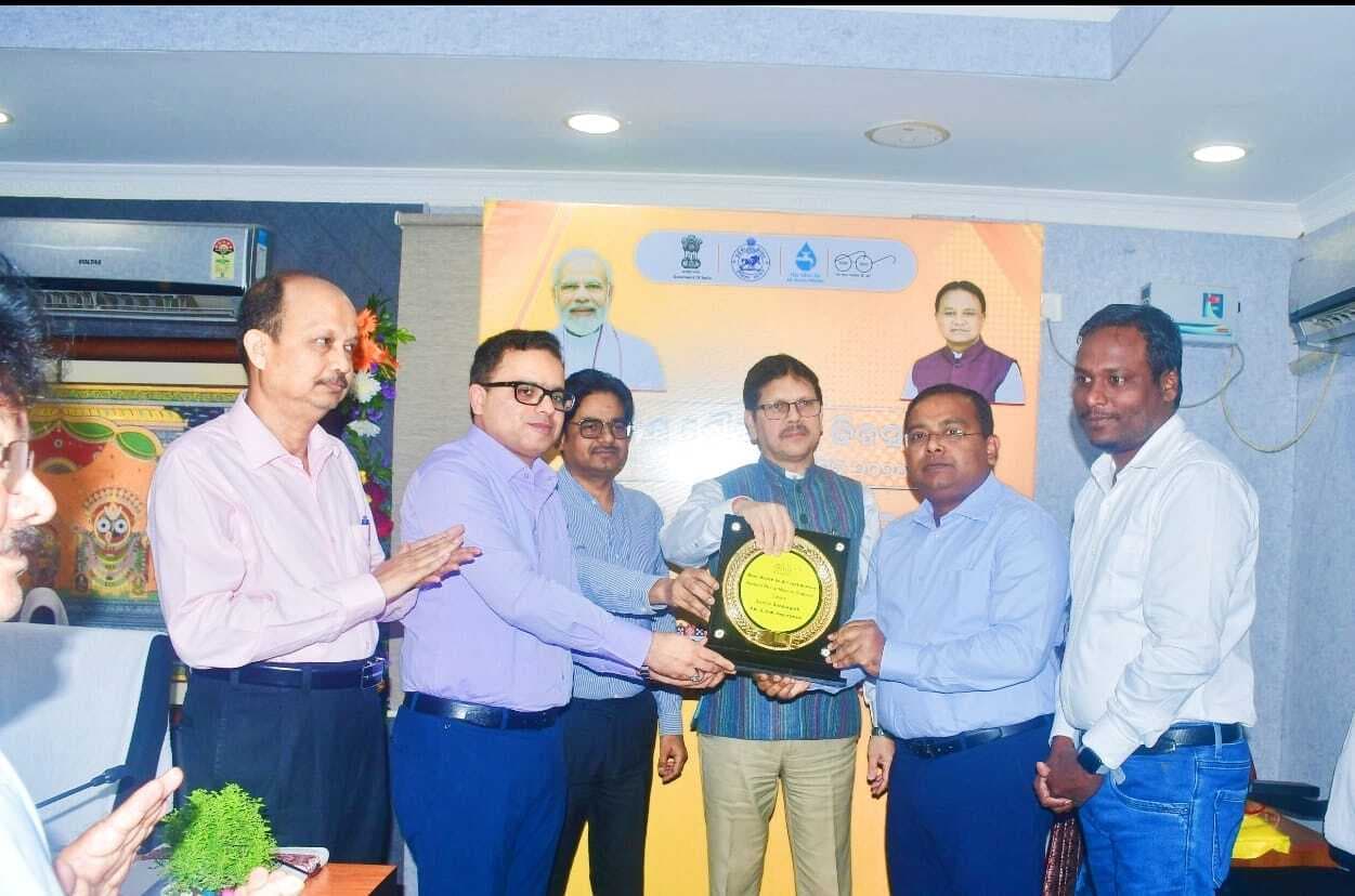 Sundergerh News: सुंदरगढ़ जिले को कचरे से कलाकृतियां बनाने के लिए राज्य स्तरीय पुरस्कार मिला