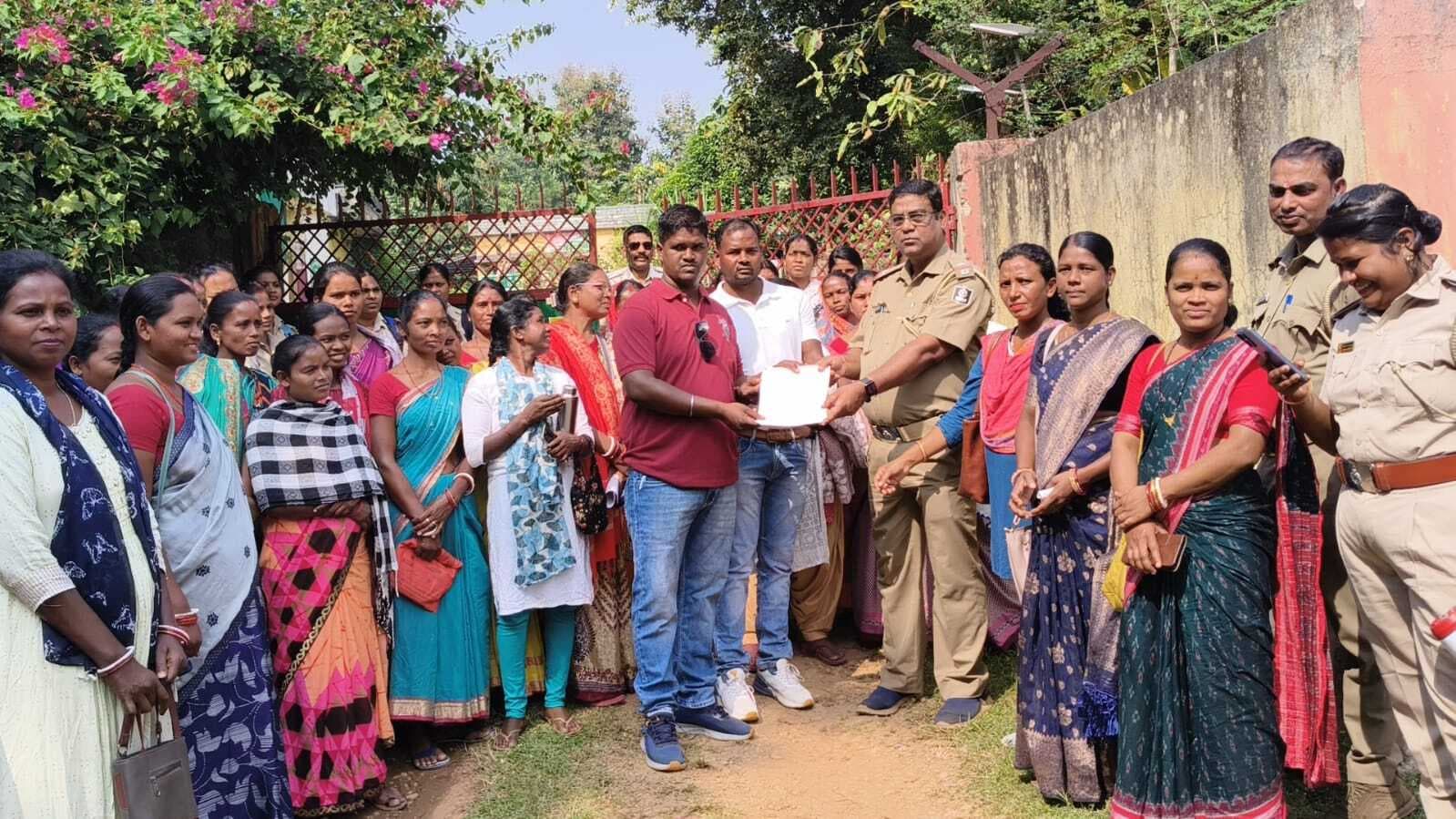 Rourkela News: 24 हाथियों के झुंड ने रौंदी फसल, खौफजदा लोगों ने वन विभाग का कार्यालय घेरा