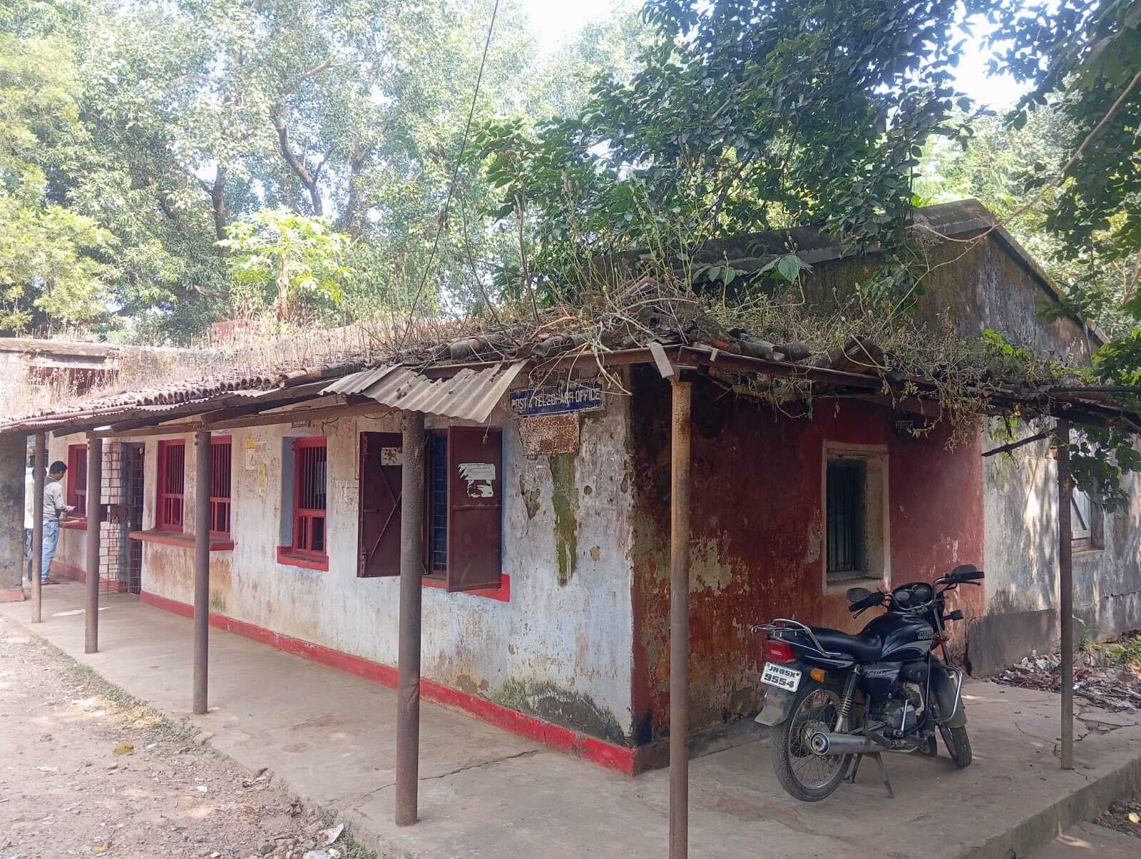 Ghatshila News : मुसाबनी डाकघर का भवन जर्जर, जान जोखिम में डाल ड्यूटी कर रहे कर्मी