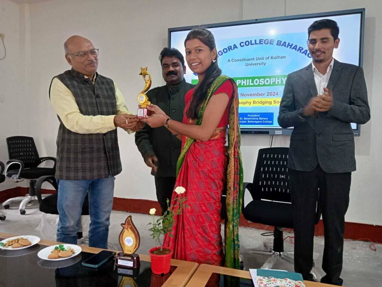 Ghatshila News : चुनौतियों को स्वीकार कर बेहतर समाज बनायें युवा : डॉ राजेंद्र