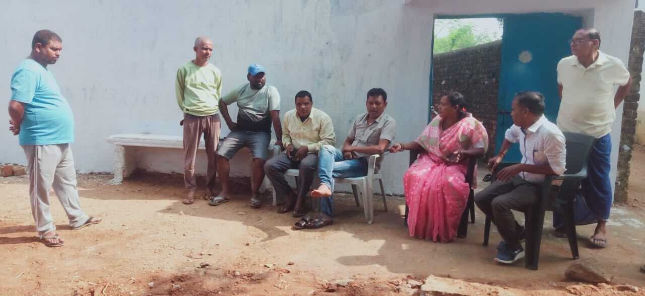 Ghatshila News : पेयजल का पाइप नाली के ऊपर बिछाने का विरोध, ग्रामीणों ने काम रोका