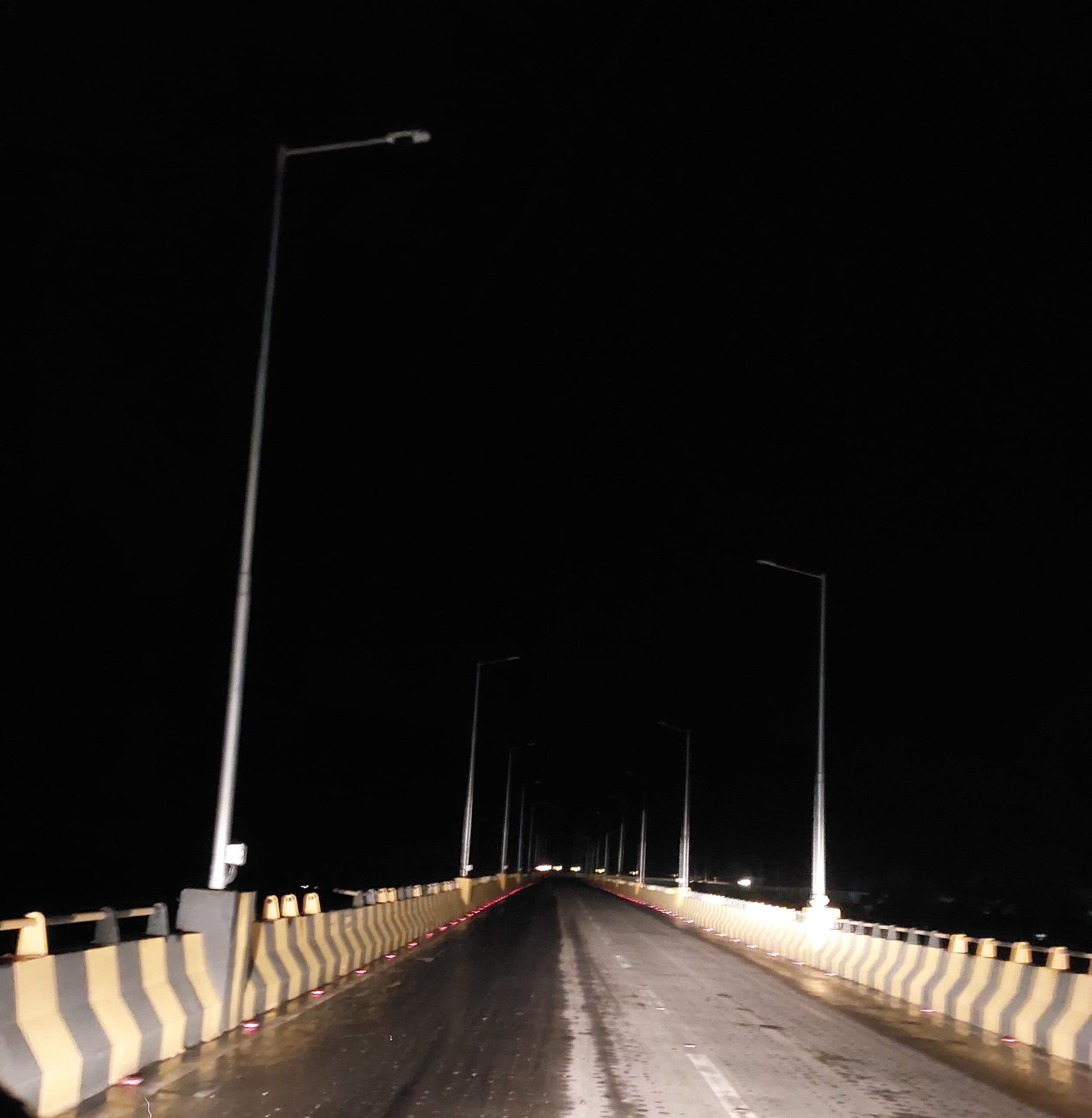 Seraikela News : बुरुडीह रेलवे ओवर ब्रिज के उद्घाटन के नौ माह बाद भी स्ट्रीट लाइट में कनेक्शन नहीं, हो रही दुर्घटना