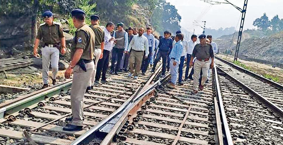 Ranchi news : दक्षिण-पूर्व रेलवे के जीएम ने हटिया-ओरगा सेक्शन का निरीक्षण किया