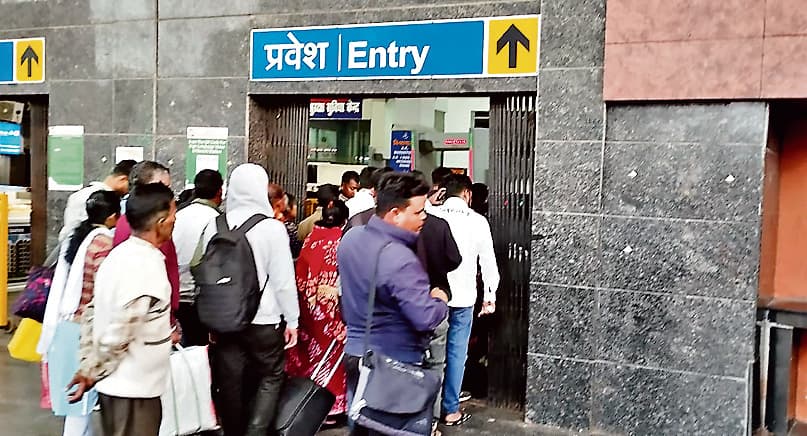 Ranchi news : बैगेज स्कैनर से बढ़ी यात्रियों की परेशानी