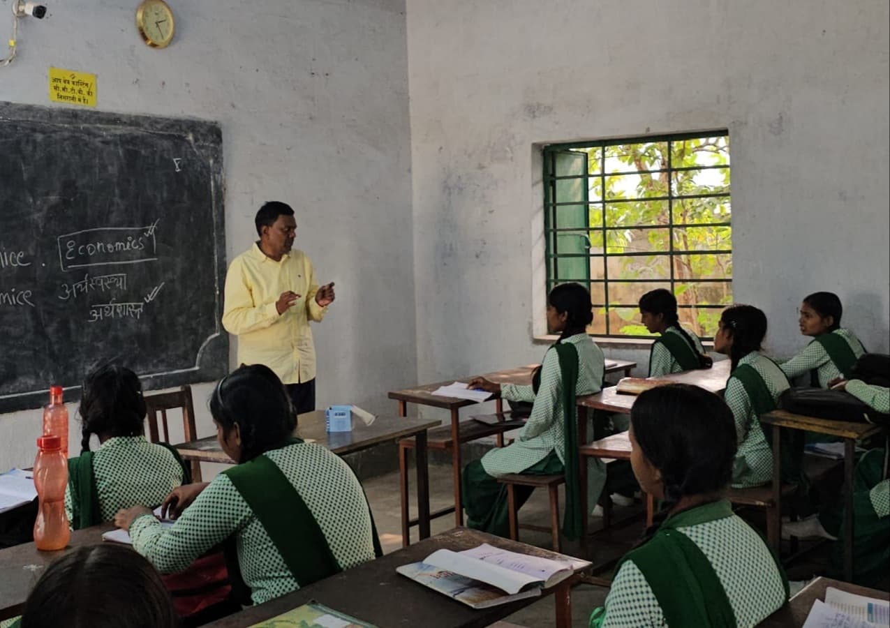 Bokaro News : डॉ लंबोदर ने स्कूल में बच्चियों को पढ़ाया