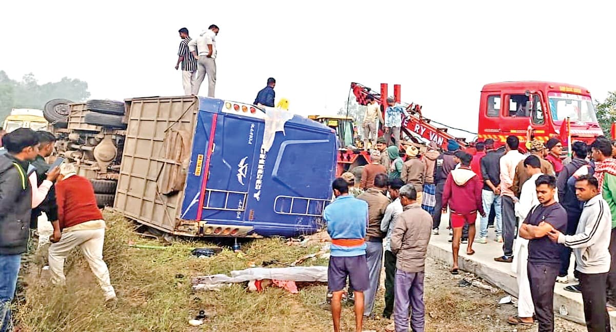 कोलकाता से पटना जा रही बस पलटी, छह यात्रियों की मौत