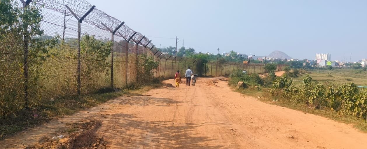 Ranchi News : बांधगाड़ी से गाड़ीगांव जानेवाली सड़क में तीन-तीन फीट के बने गड्ढे