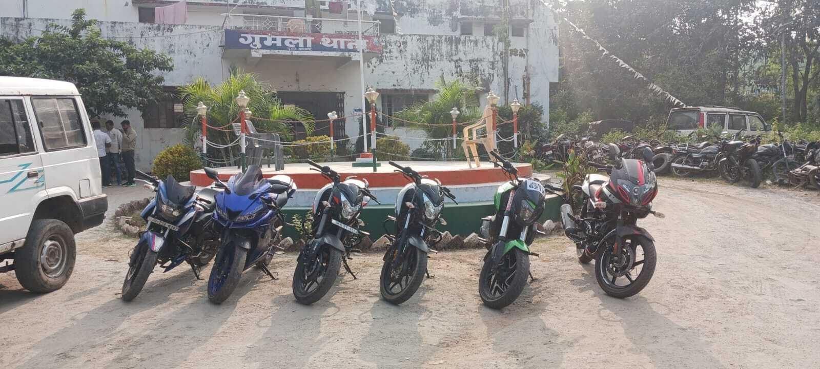 गुमला : ओएलएक्स पर बेचते थे चोरी की महंगी बाइक, पांच गिरफ्तार, छह बाइक बरामद