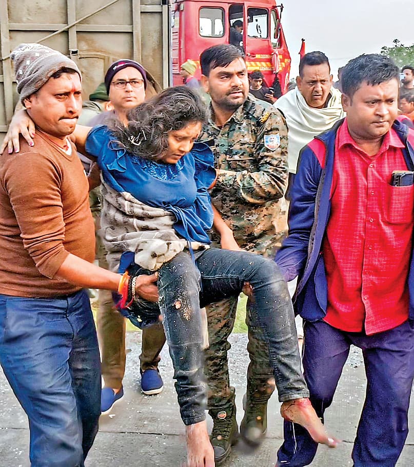 कोलकाता से पटना जा रही बस पलटी छह यात्रियों की मौत, डेढ़ दर्जन घायल